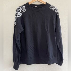 Feminine sweatshirt with cute shoulder accents